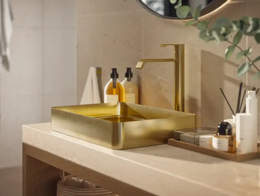 Fristående handfat och blandare i borstad mässing