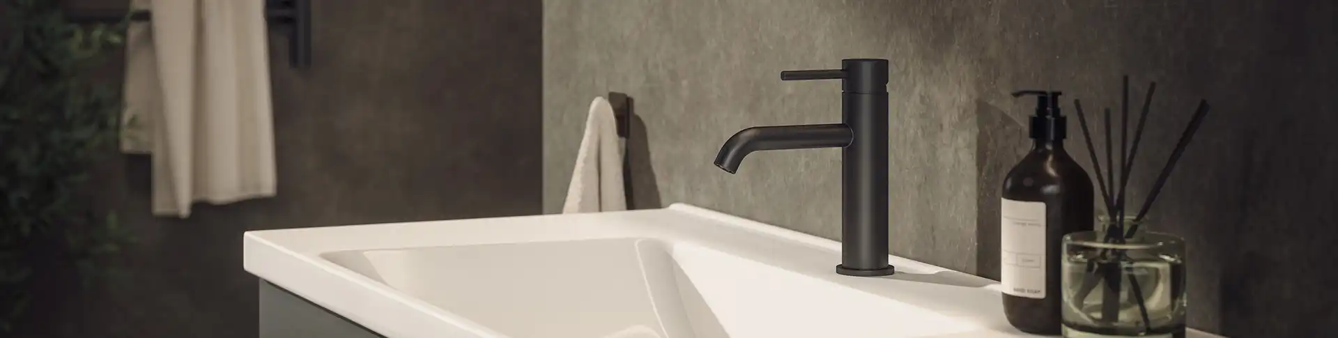 Badrum Westerbergs Nexus med svarta detaljer